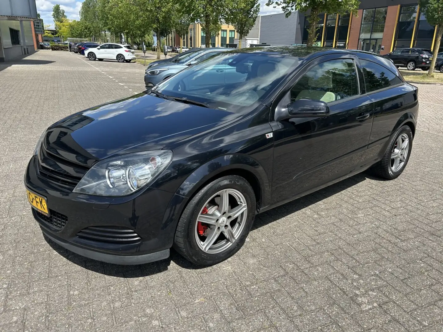 Opel Astra GTC 1.6 Temptation 116PK AIRCO CRUISE PDC LEER. Zwart - 1