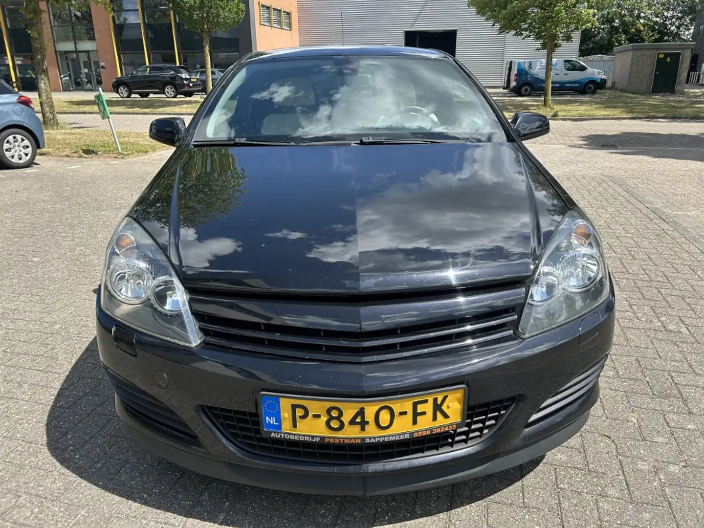 Opel Astra GTC 1.6 Temptation 116PK AIRCO CRUISE PDC LEER. Zwart - 2