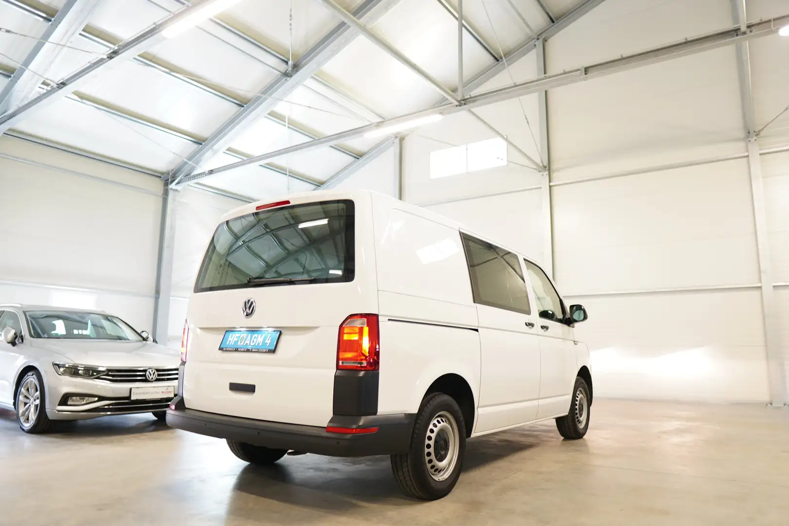 Volkswagen T6 Transporter KR 2,0 TDI BMT DSG NAVI MFL PDC SITZHEIZUNG AHK Weiß - 2