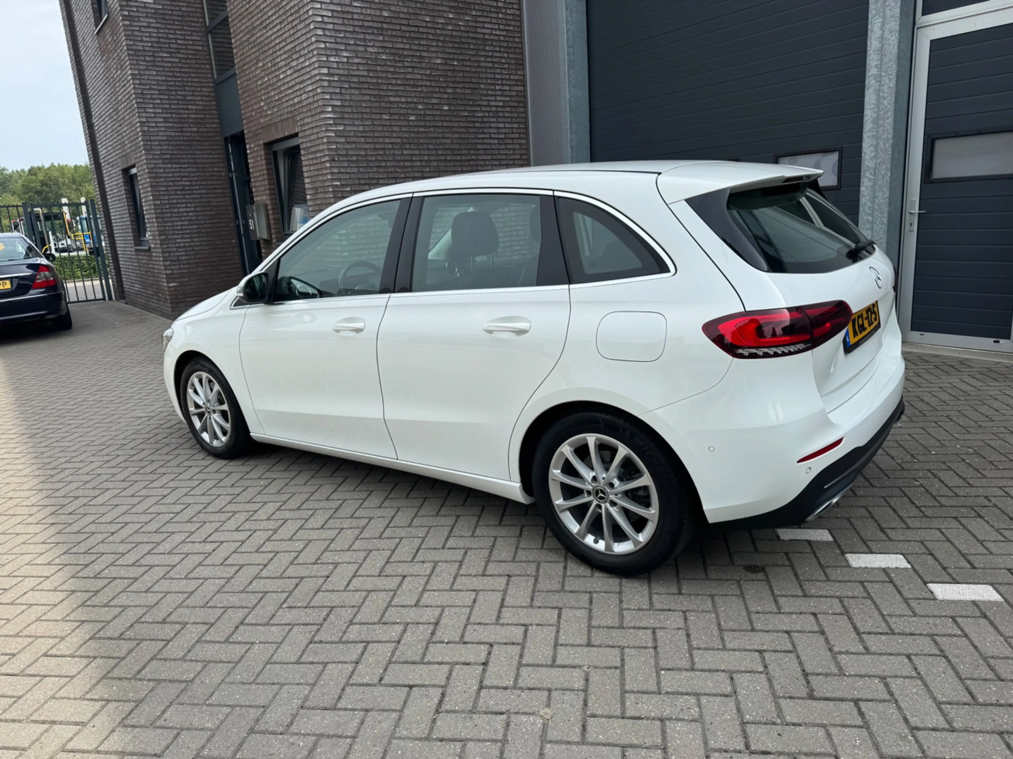 Mercedes-Benz B 220 4MATIC 4WD Premium, LED, Navi, Camera, Etc. — photo 2