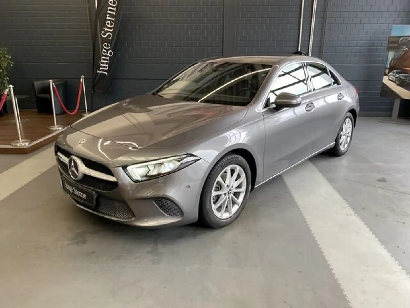 Mercedes-Benz A 180 A 180 Limo Progressive LED MBUX Kamera 17" Autom. Gris - 1
