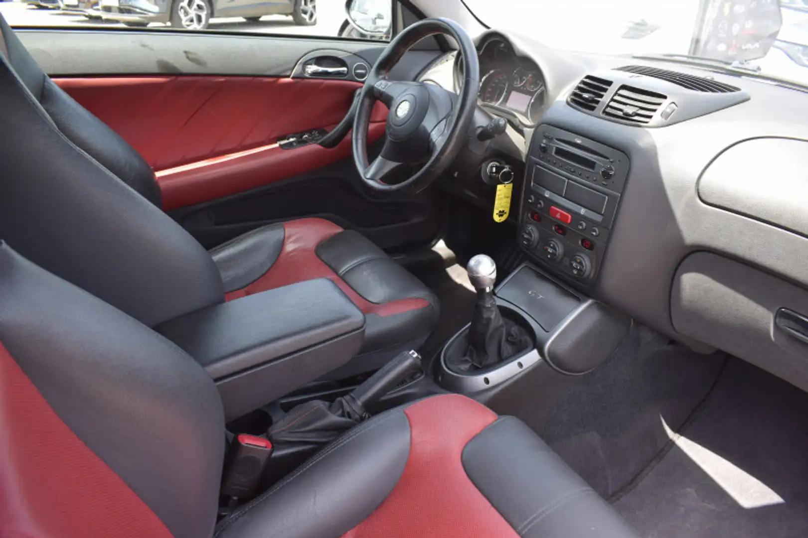 Alfa Romeo GT 1.9 JTD150 MULTIJET DISTINCTIVE Noir - 2