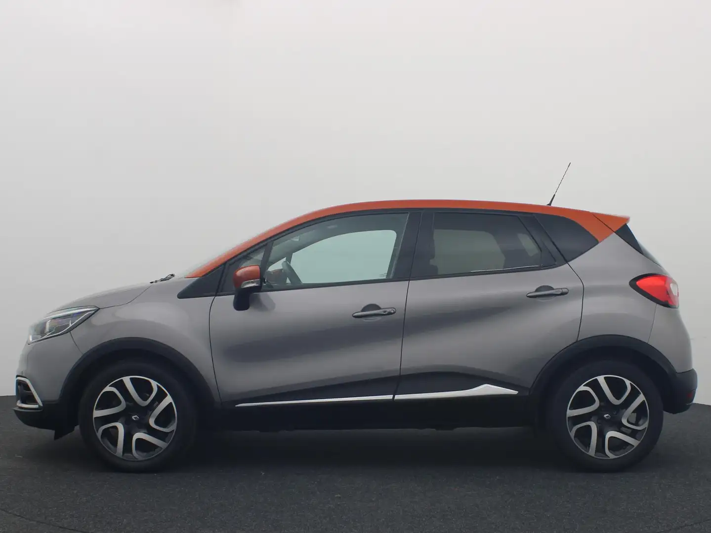 Renault Captur 1.2 TCe Dynamique AUTOMAAT / TREKHAAK / NAVI / CLI Grijs - 2