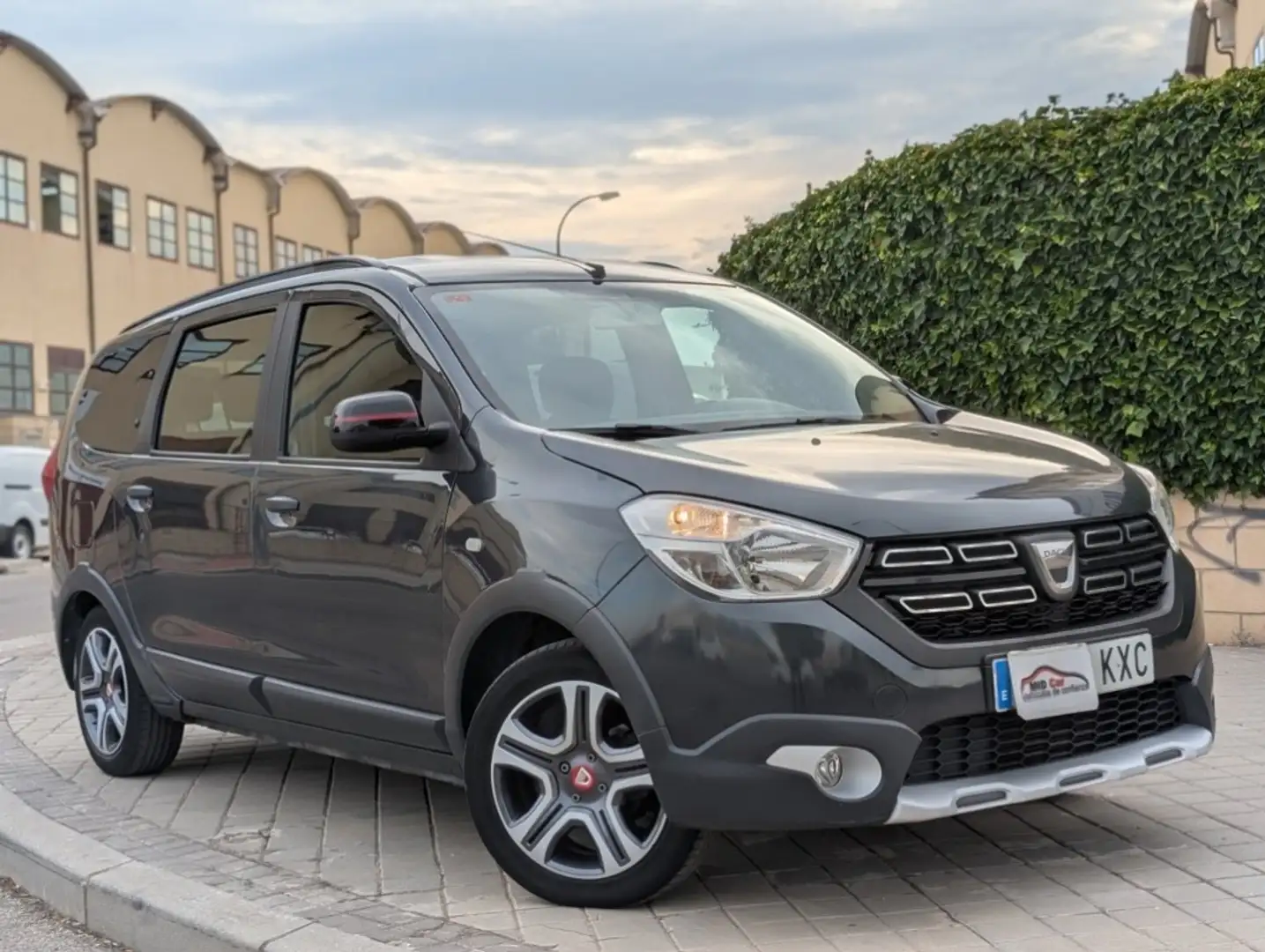 Dacia Lodgy 1.6 GLP Laureate 7pl. 75kW Gris - 1