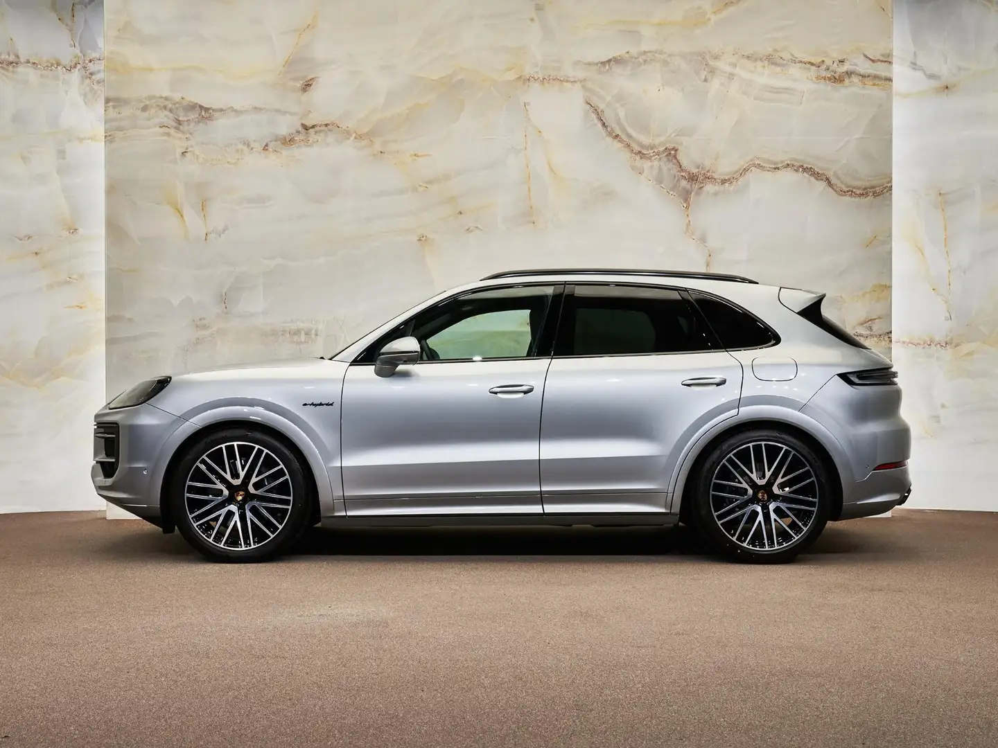 Porsche Cayenne 3.0 E-Hybrid, SportDesign, Bose, tr.haak, 22", pan Zilver - 2