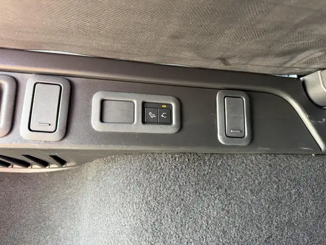 Land Rover Range Rover Velar view 8