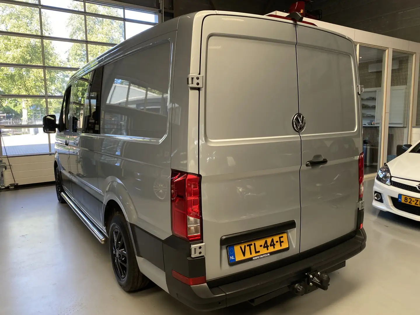 Volkswagen Crafter 35 2.0 TDI L3H2 DC Highline Dubbelcabine, Automaat Grijs - 2