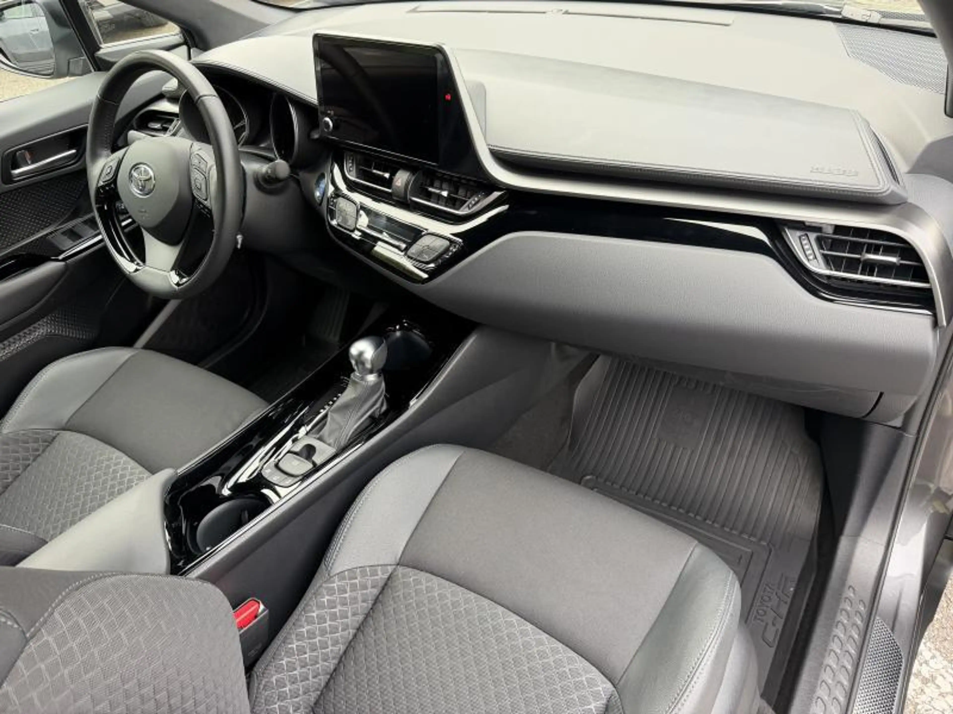 Toyota C-HR C-LUB Bi-Tone — photo 13