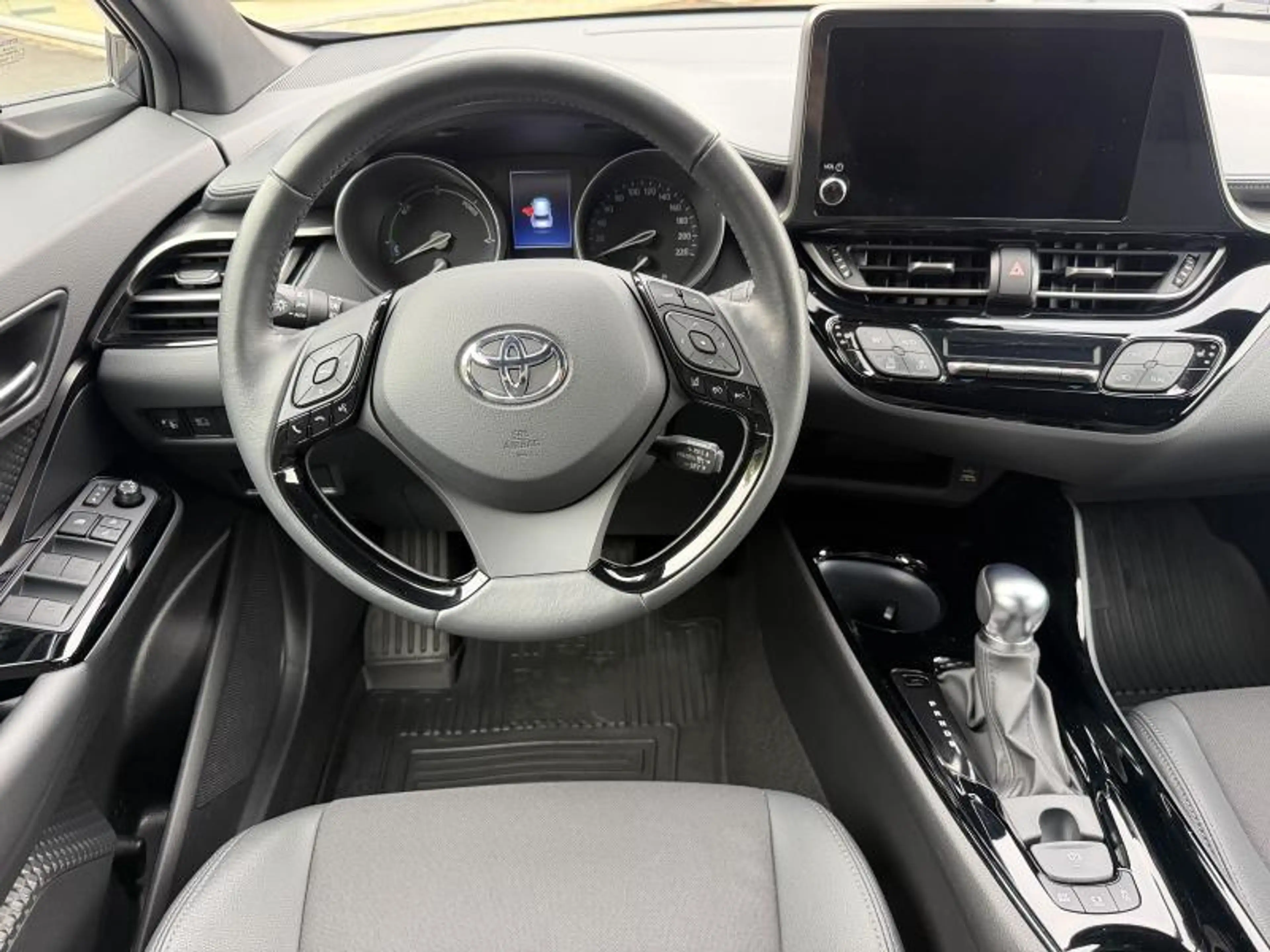 Toyota C-HR C-LUB Bi-Tone — photo 4