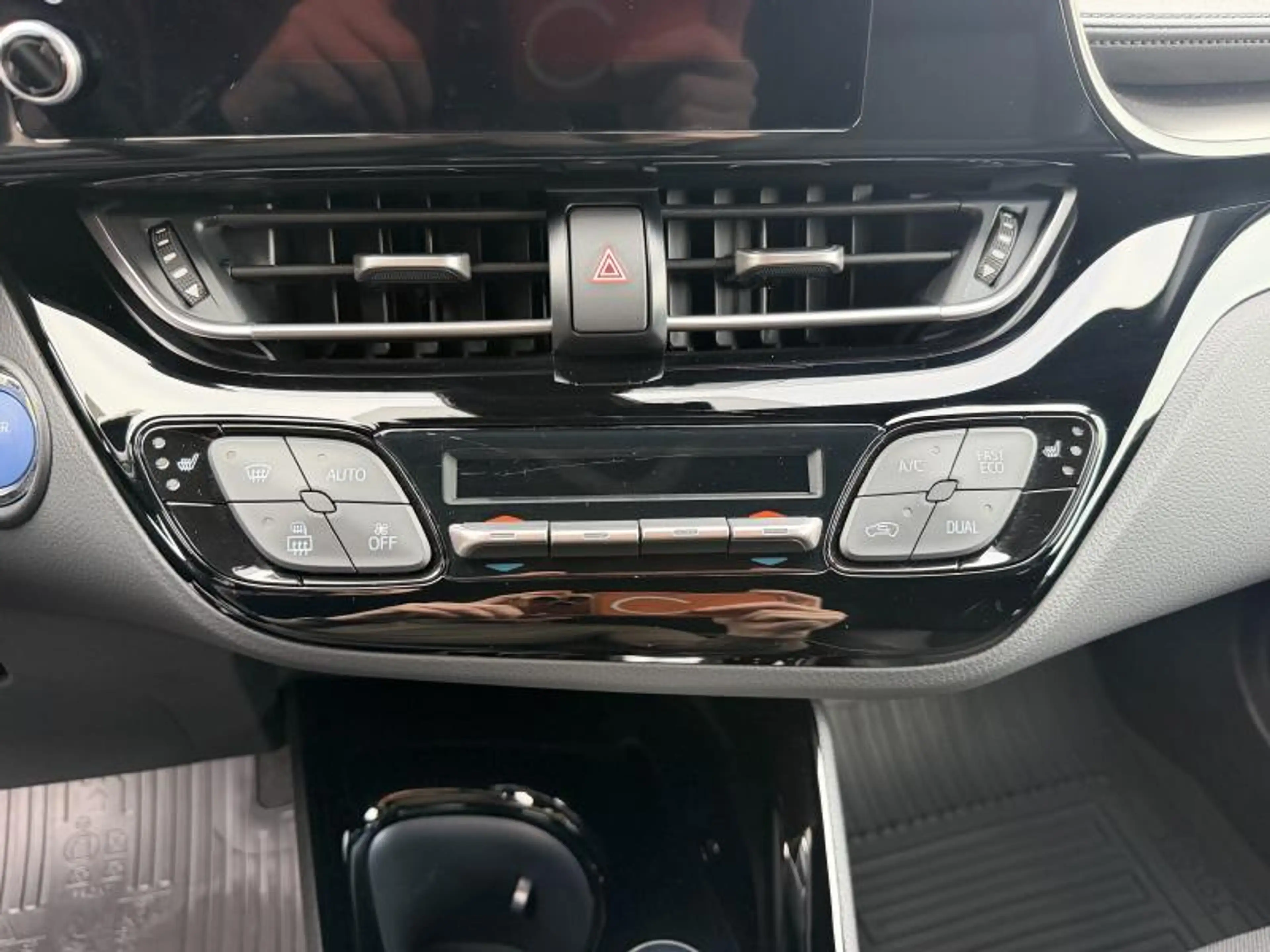 Toyota C-HR C-LUB Bi-Tone — photo 9