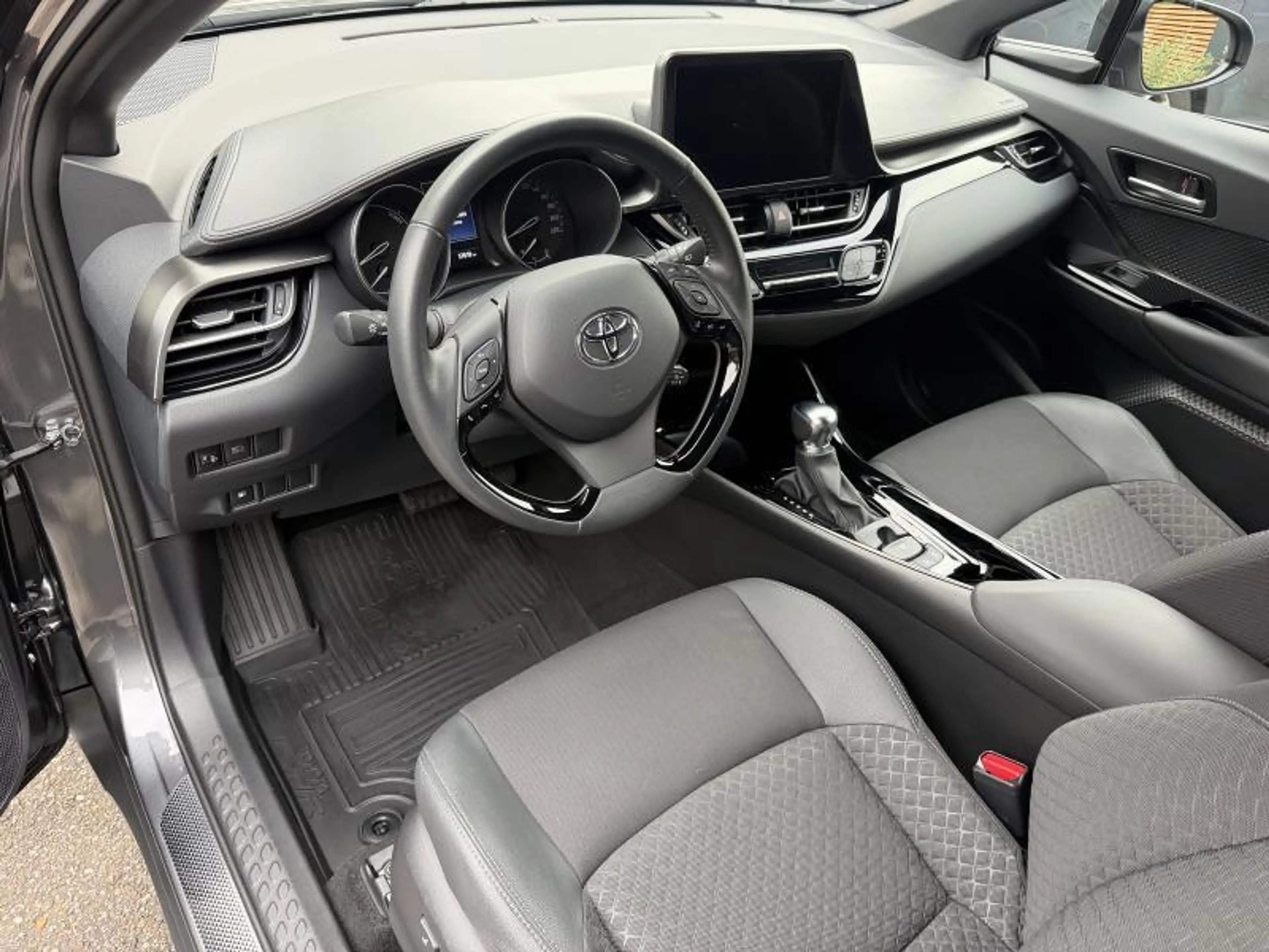 Toyota C-HR C-LUB Bi-Tone — photo 11