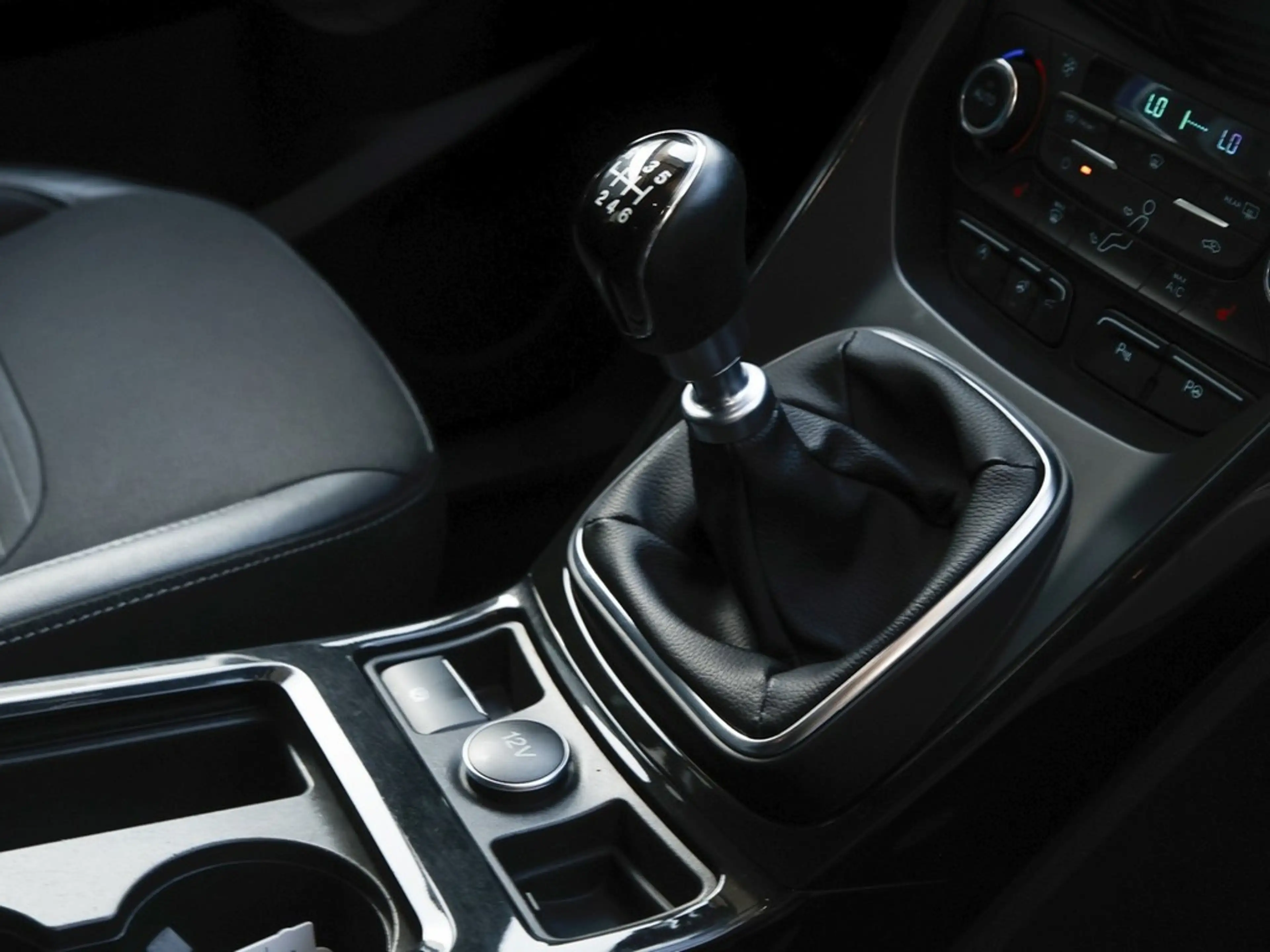 Ford Kuga 1.5 Ecoboost Titanium AHK/Navi — photo 8