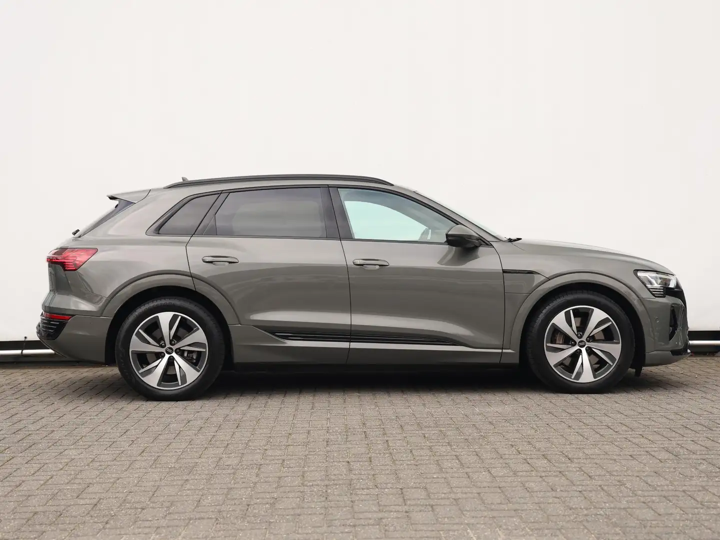 Audi Q8 e-tron 55 quattro 115 kWh 408pk | Luchtvering | Camera | Grijs - 2