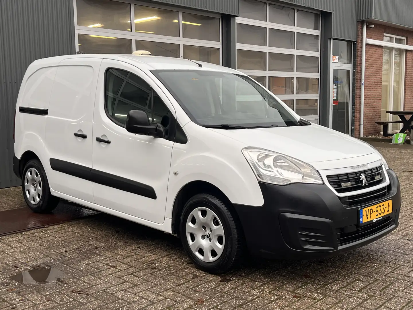Peugeot Partner 120 1.6 BlueHDi 100pk L1 XR Airco Cruise Trekhaak Zilver - 1