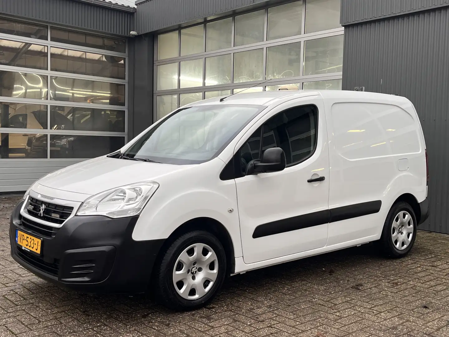 Peugeot Partner 120 1.6 BlueHDi 100pk L1 XR Airco Cruise Trekhaak Zilver - 2