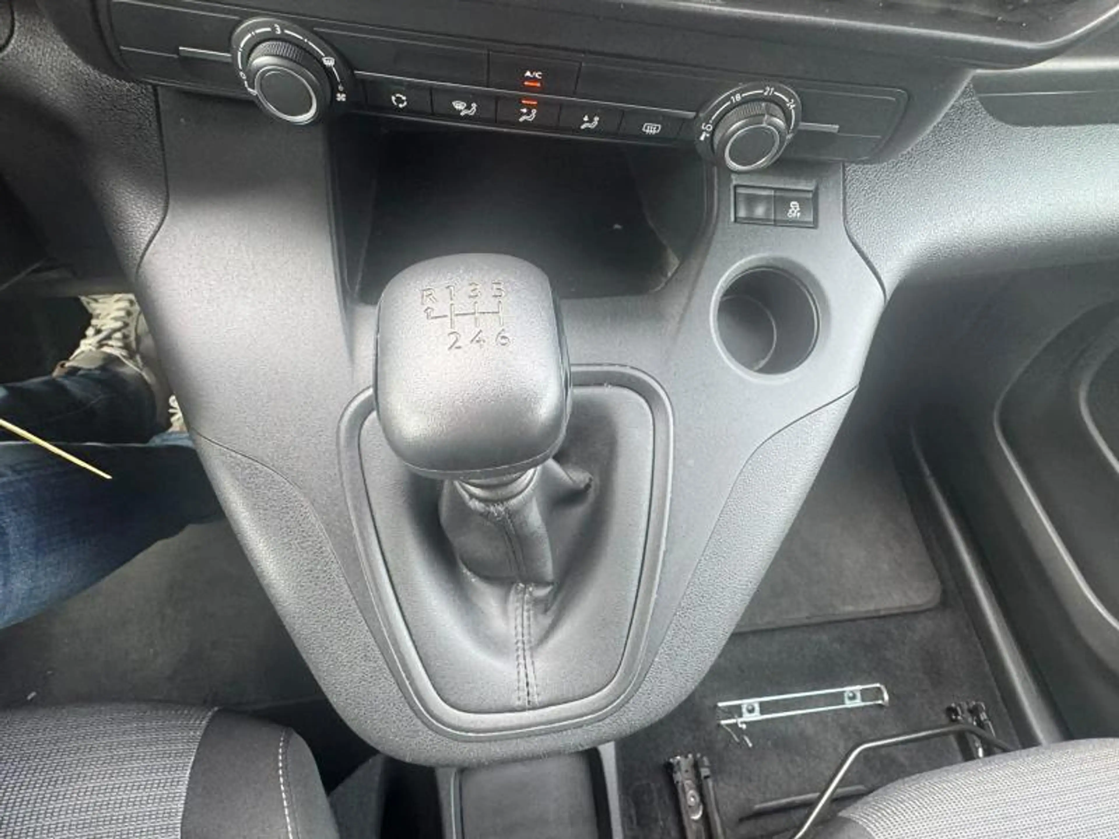 Toyota Verso SWB 1.2L Petrol M/T Shuttle — photo 16