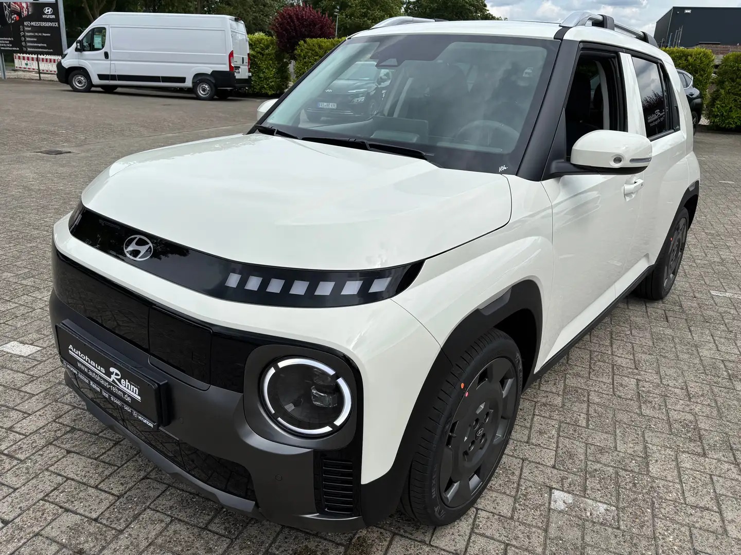 Hyundai Inster Elektro 49 kWh 2WD Cross | Effiziens-Paket | Pano Bílá - 1