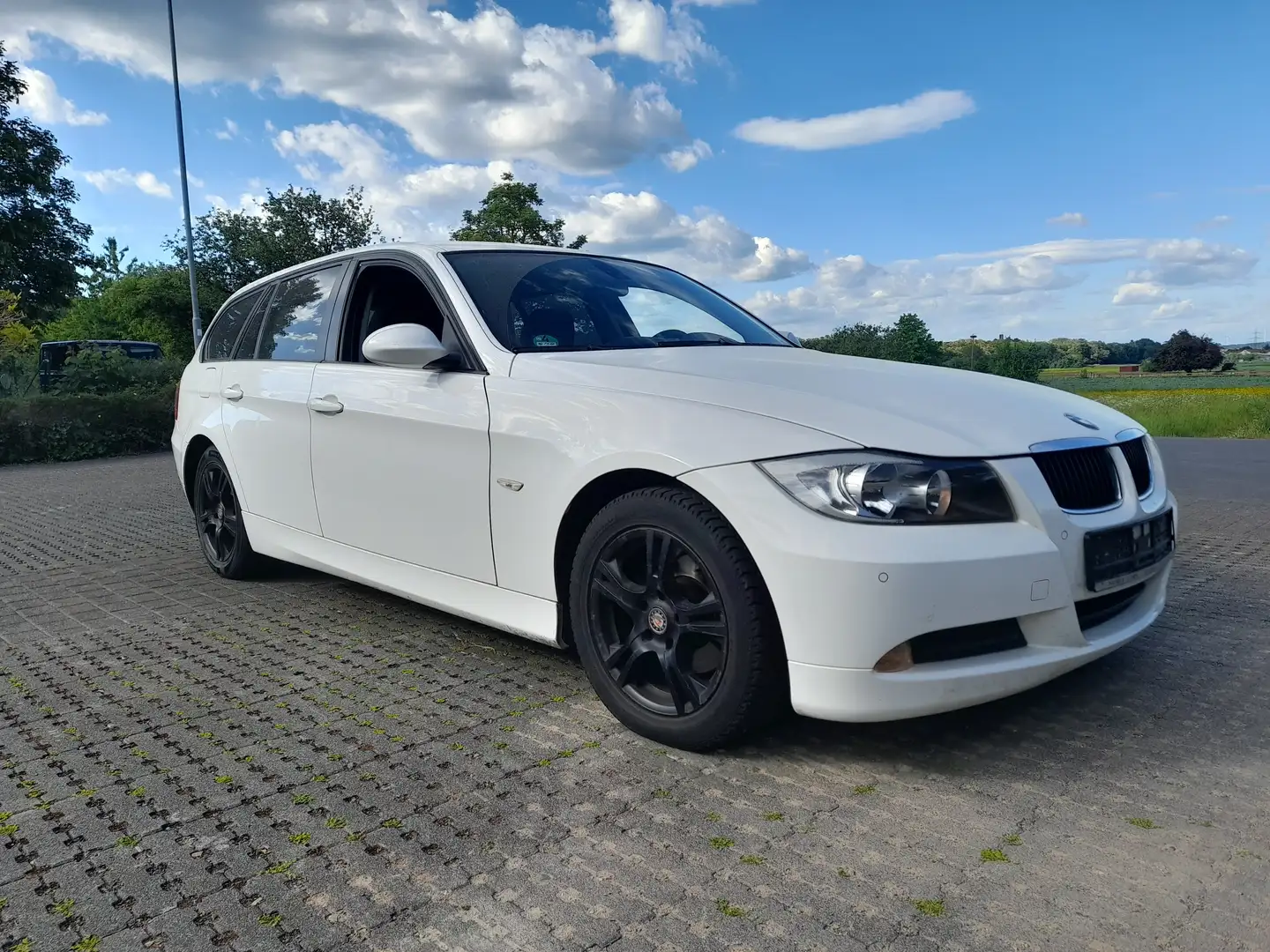 BMW 318 318i Touring Aut. Klimaautom., Navi., PDC., TÜV Weiß - 1