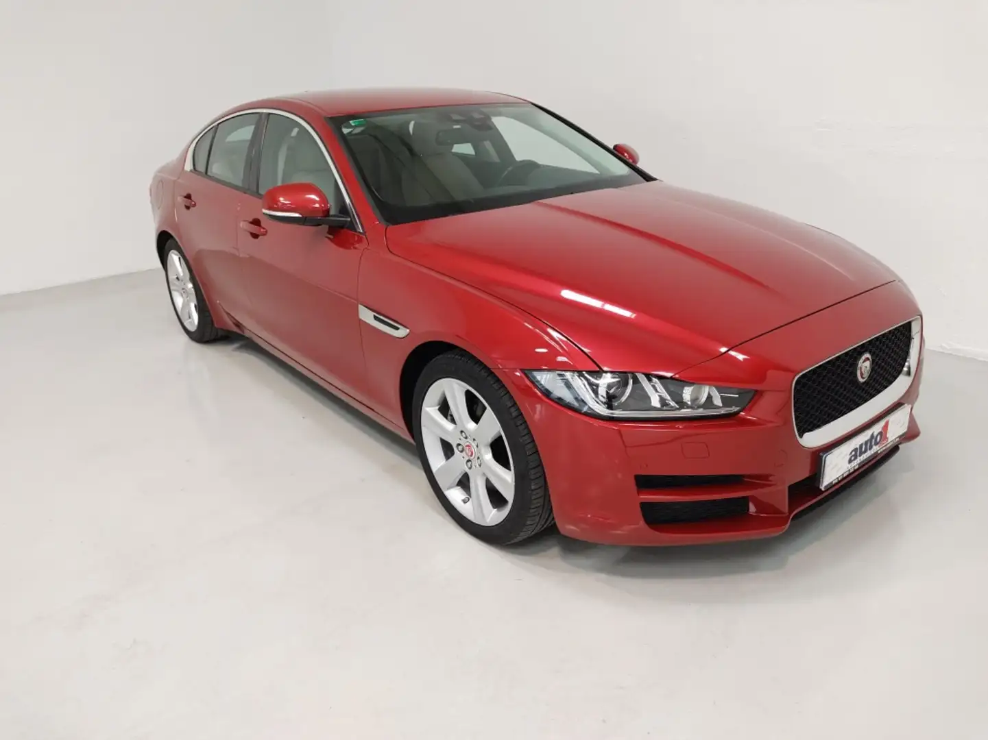 Jaguar XE 2.0 Diesel Pure Aut. 180 Mauve - 1