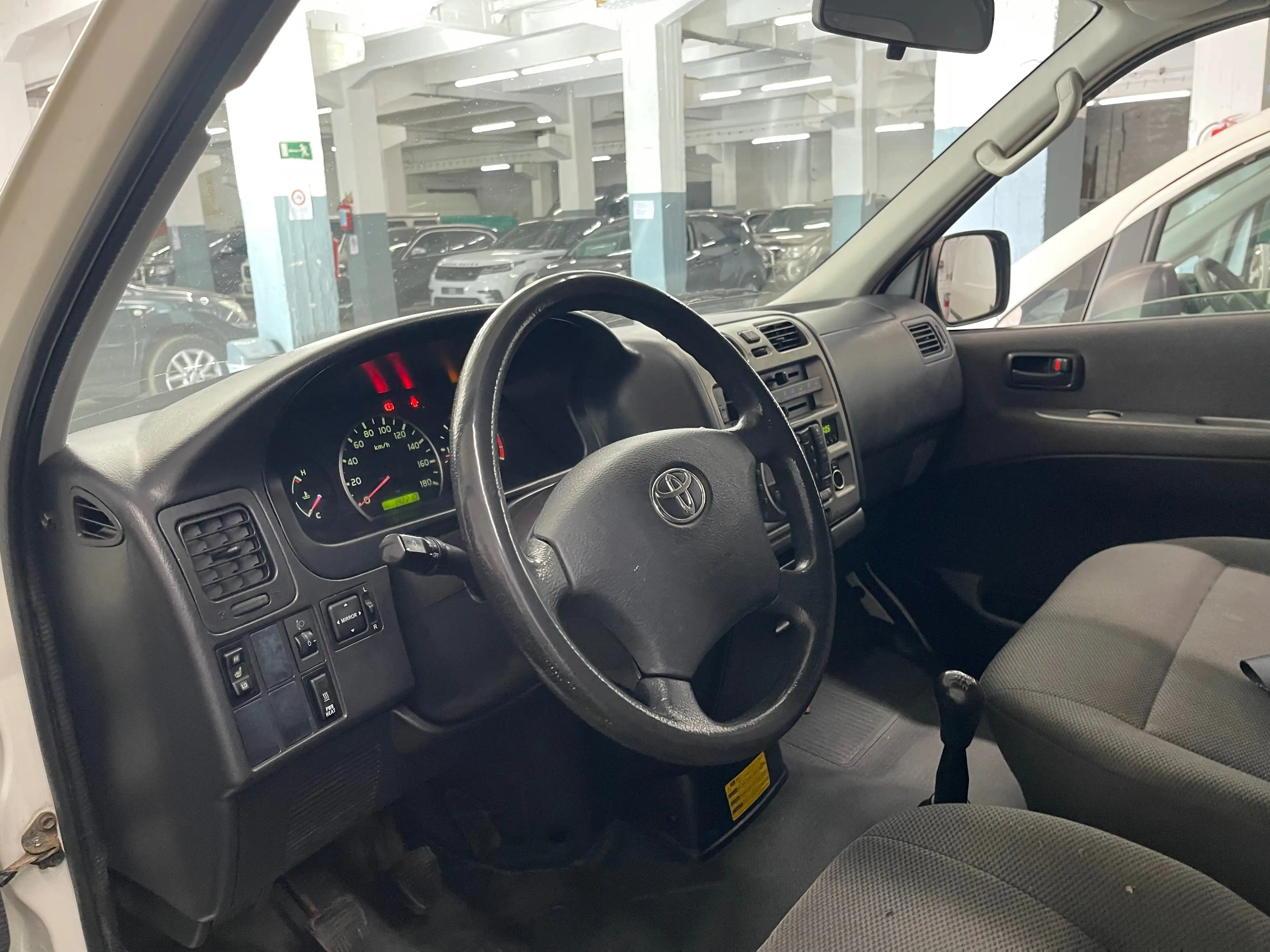 Toyota Hiace 2.5 Turbo D-4D SX — photo 9