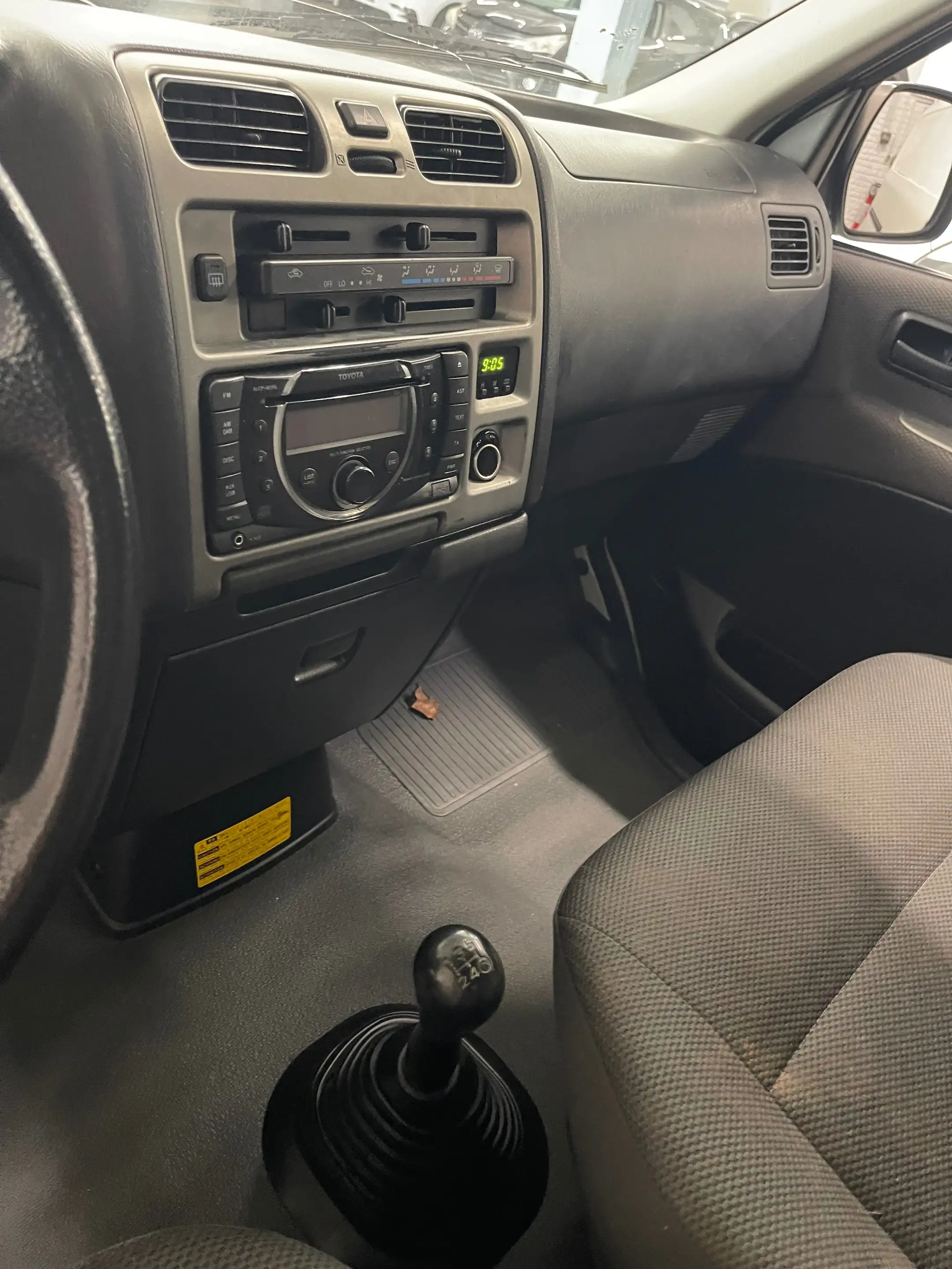 Toyota Hiace 2.5 Turbo D-4D SX — photo 11