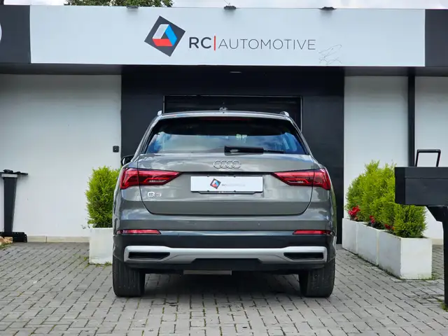Audi Q3 view 5