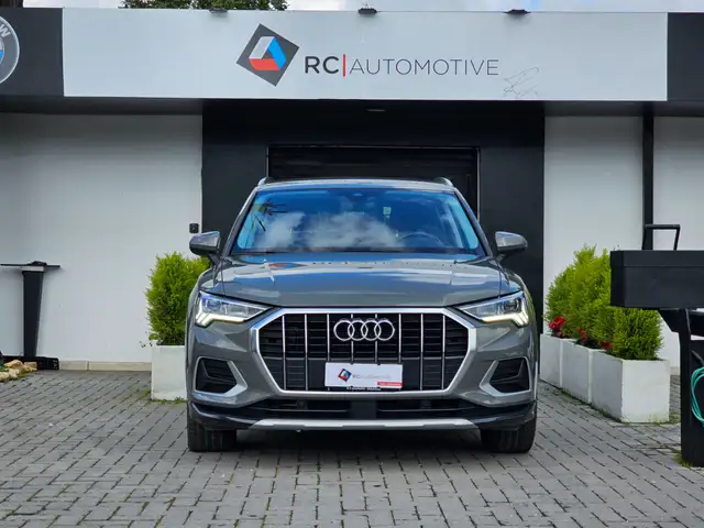 Audi Q3 view 3