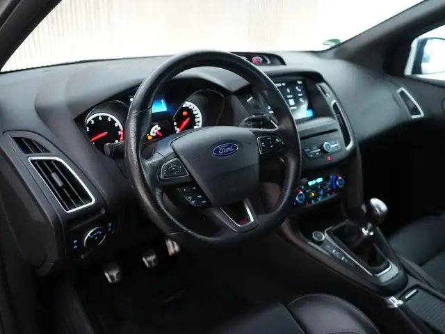 Ford Focus view 3
