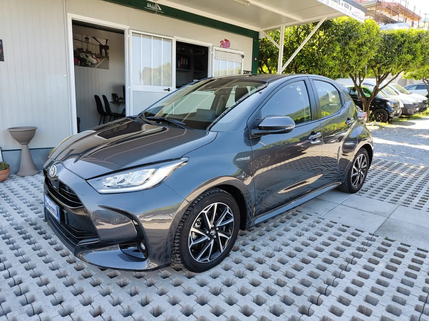 Toyota Yaris 1.5 Hybrid 5 porte Lounge Gris - 1