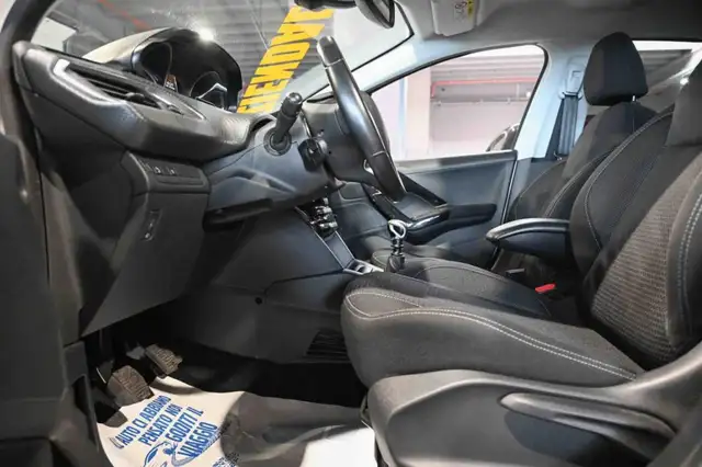 Peugeot 208 view 13