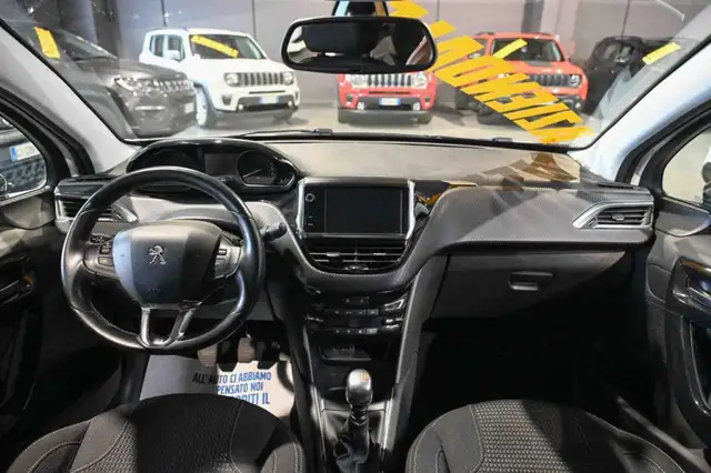 Peugeot 208 view 11