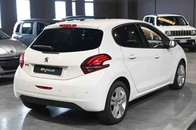 Peugeot 208 view 5