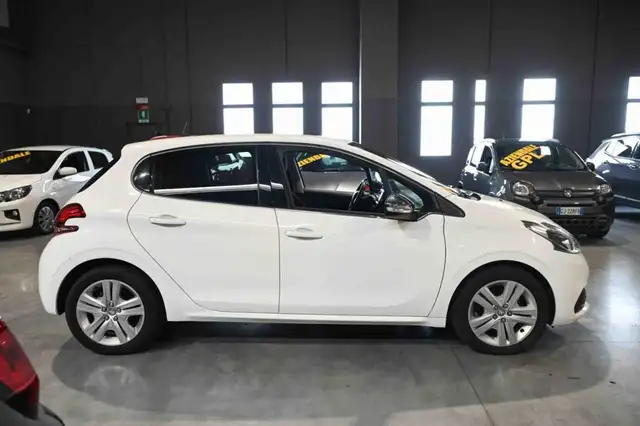 Peugeot 208 view 4