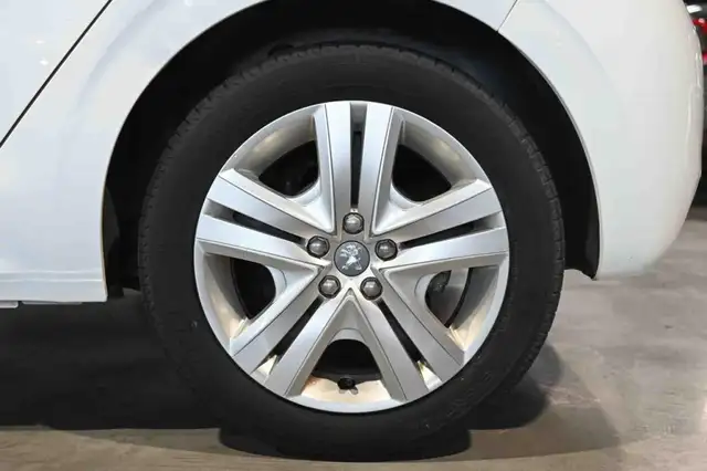 Peugeot 208 view 10