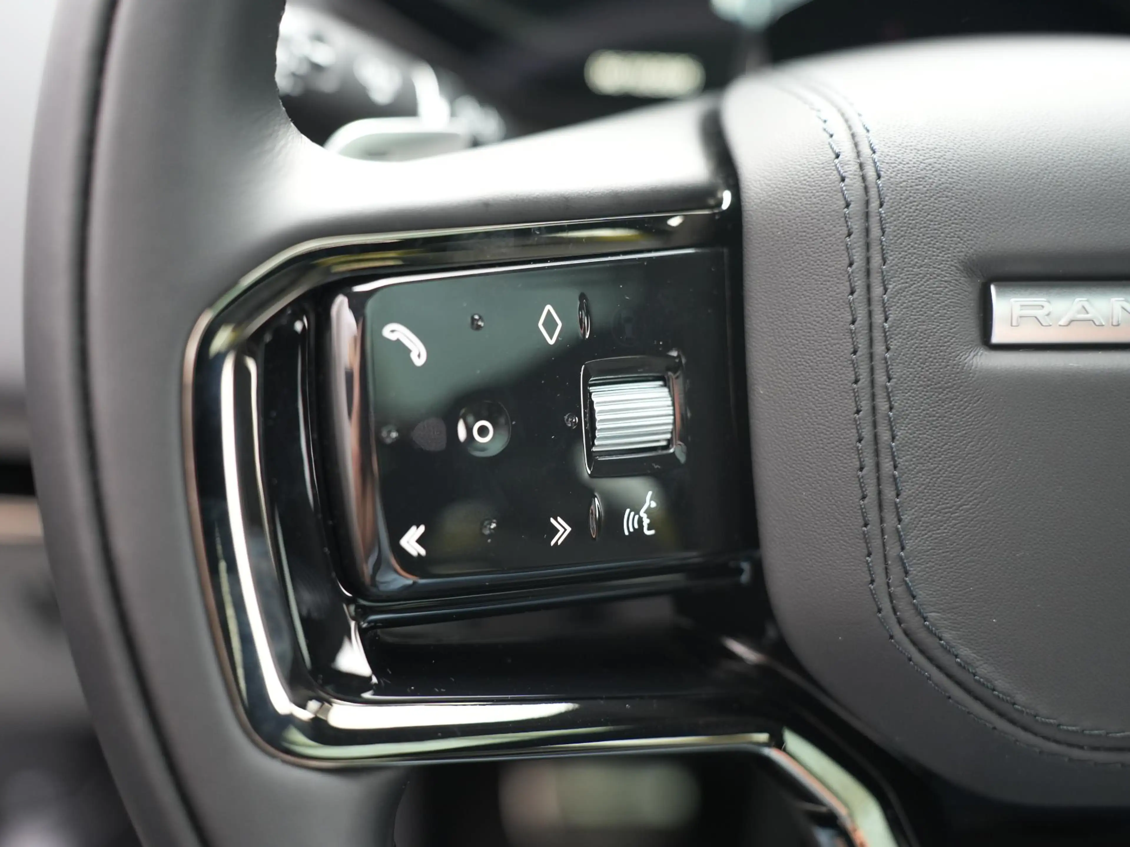 Land Rover Range Rover Sport P460e Dynamic HSE PHEV | Black Pack | Cold Climate — photo 16