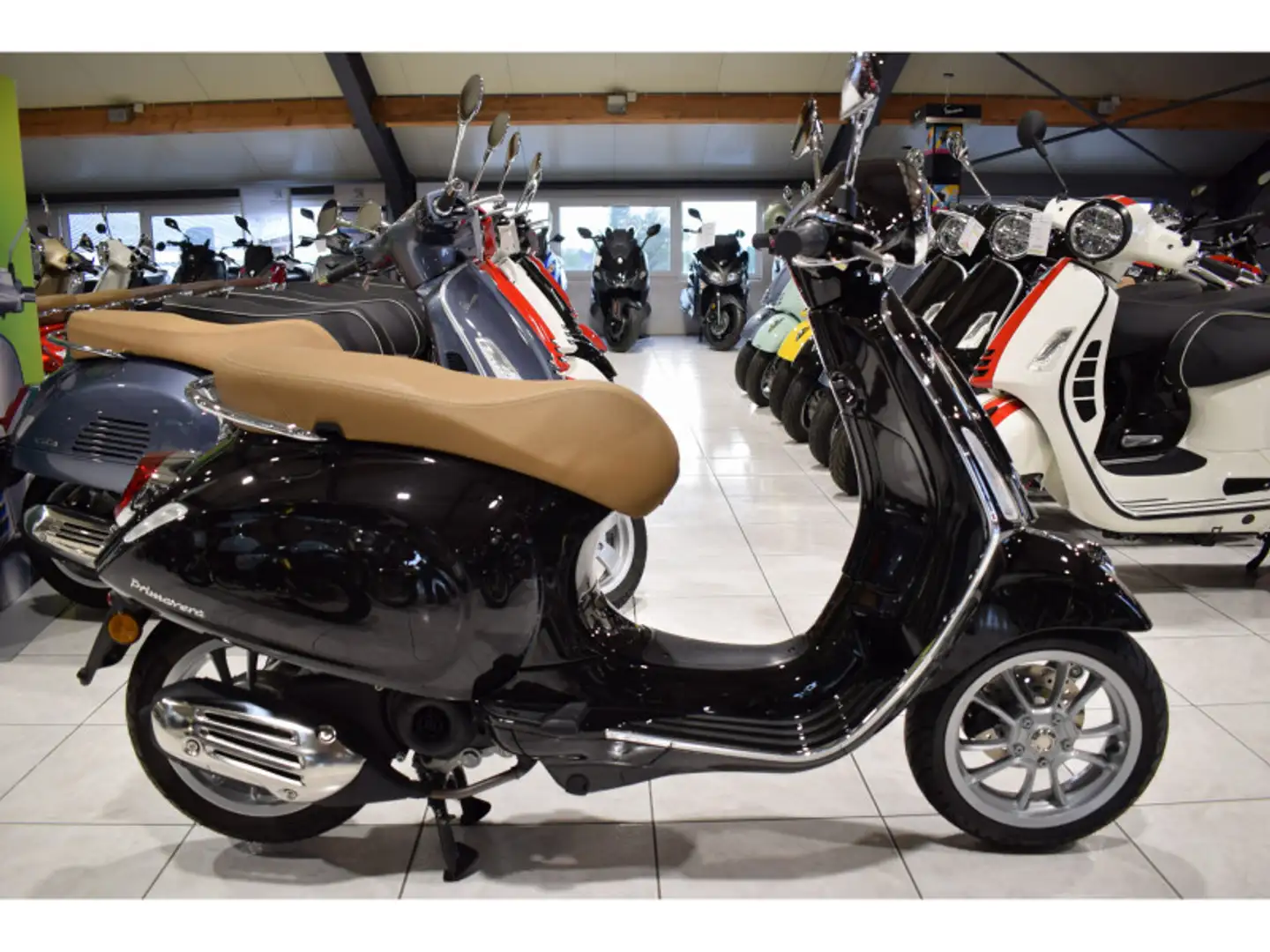 Vespa Primavera 50 4T  B Black - 1