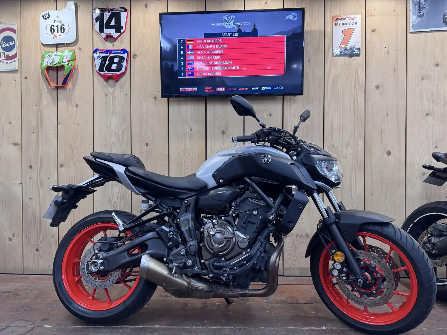 Yamaha MT-07 Grigio - 1