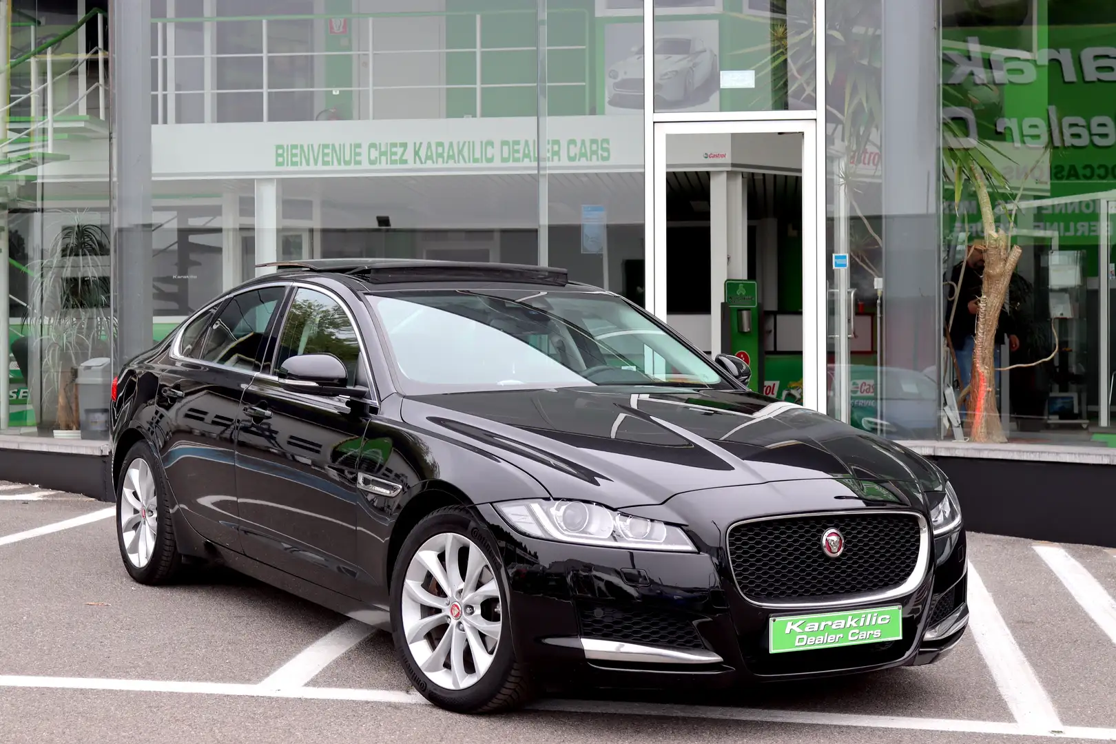 Jaguar XF 2.0T 200CV TOIT PANO GPS CAMERA XENON LED JANTE 18 Zwart - 1