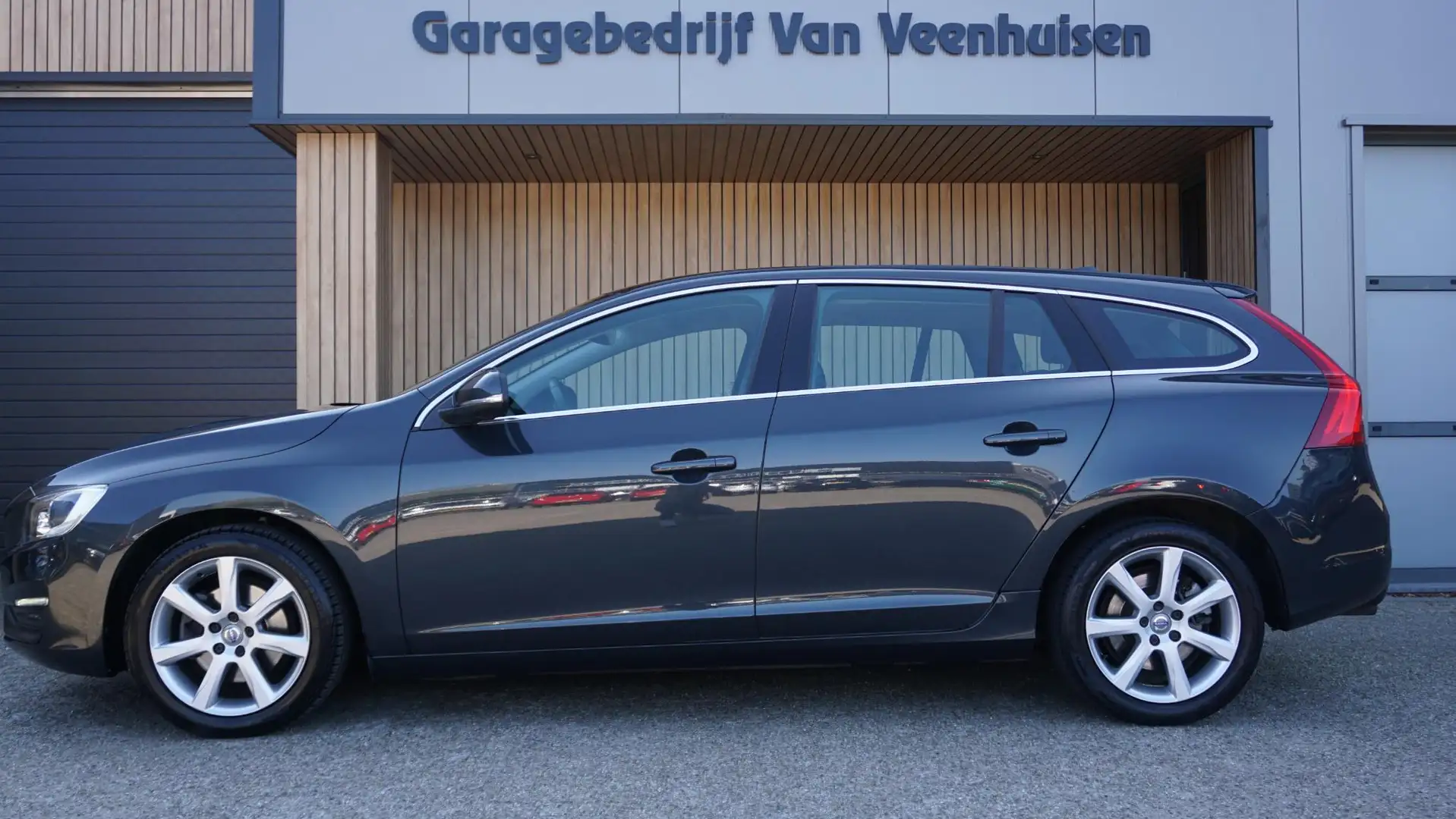 Volvo V60 1.5 123PK T2 Automaat Kinetic Navi Xenon Clima H-L Grau - 2