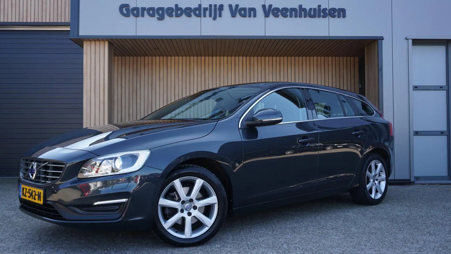 Volvo V60 1.5 123PK T2 Automaat Kinetic Navi Xenon Clima H-L Grau - 1