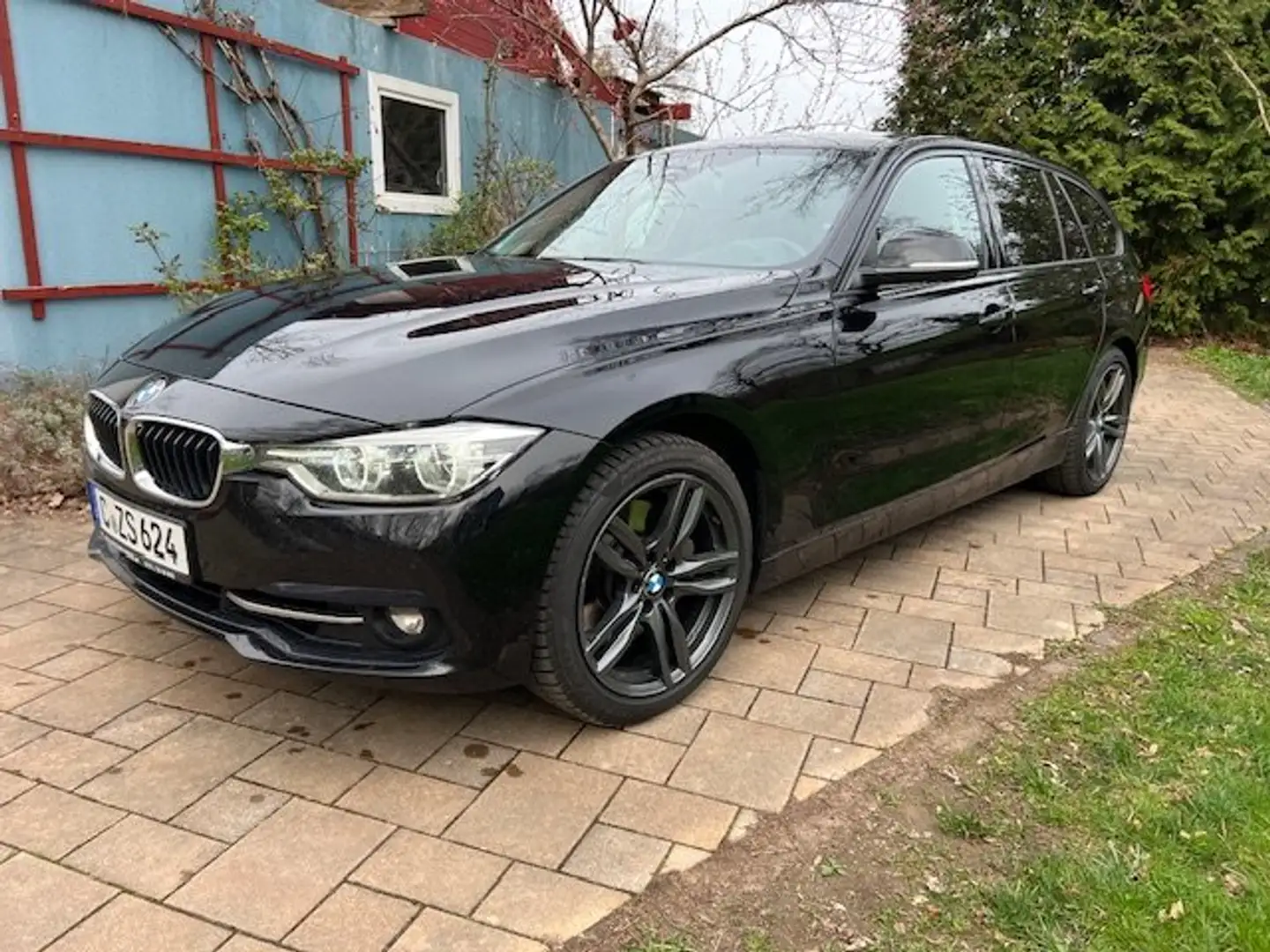 BMW 335 335d Touring xDrive Aut. Luxury Line Zwart - 1