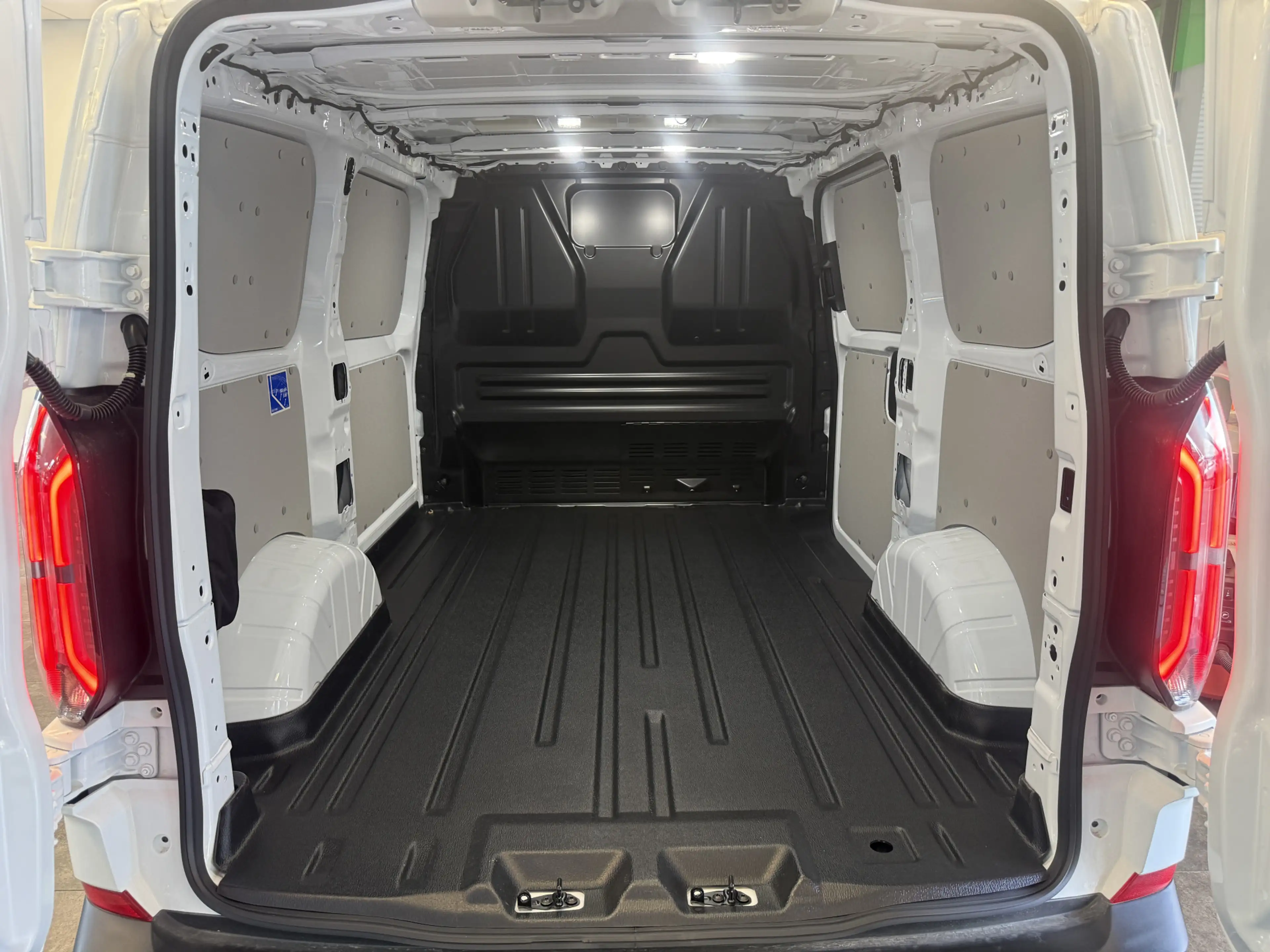 Ford E-Transit Cust. 320 L1H1 Trend 71 kWh Full-led 3-Persoons Cr — photo 4