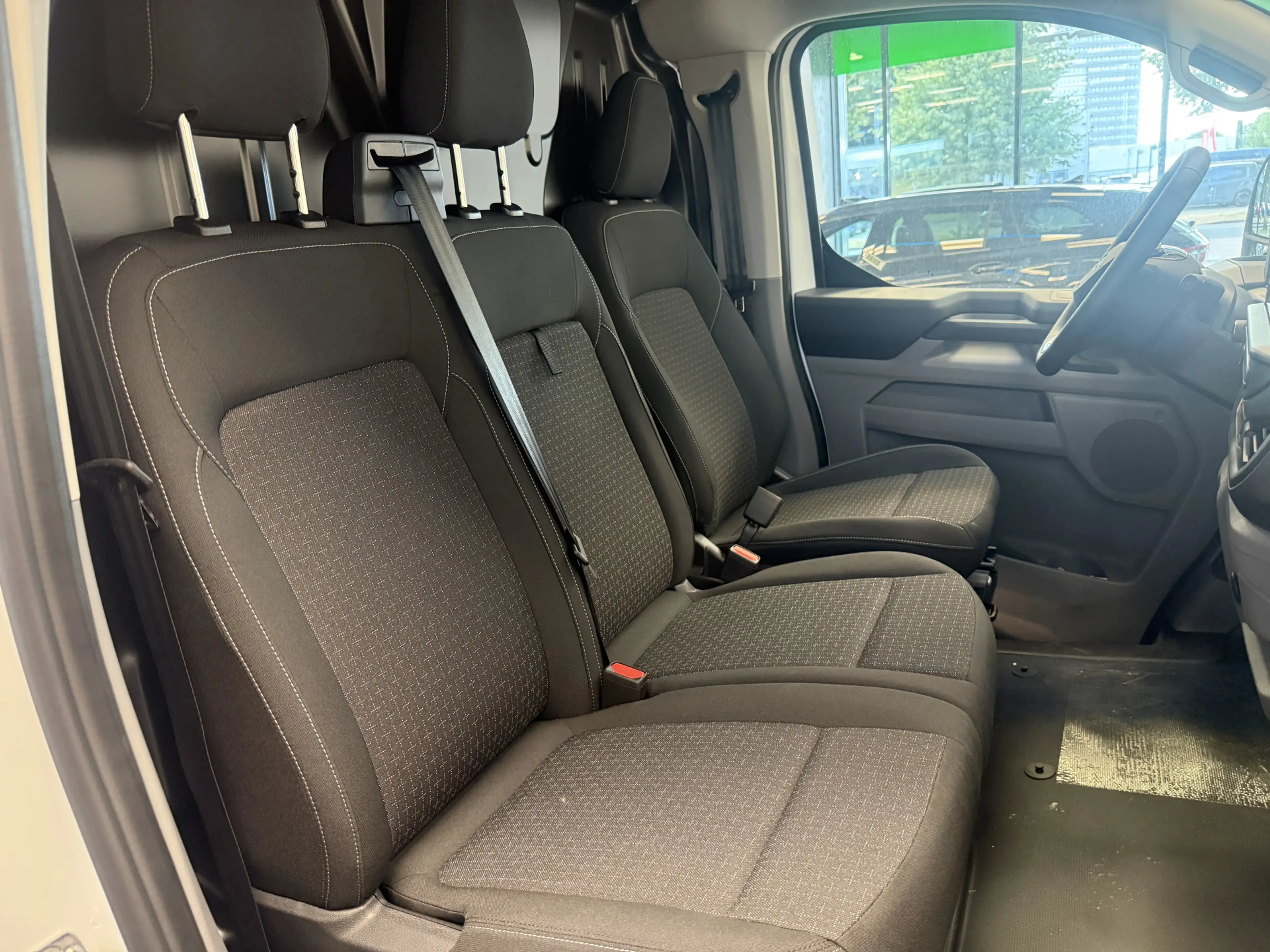 Ford E-Transit Cust. 320 L1H1 Trend 71 kWh Full-led 3-Persoons Cr — photo 8