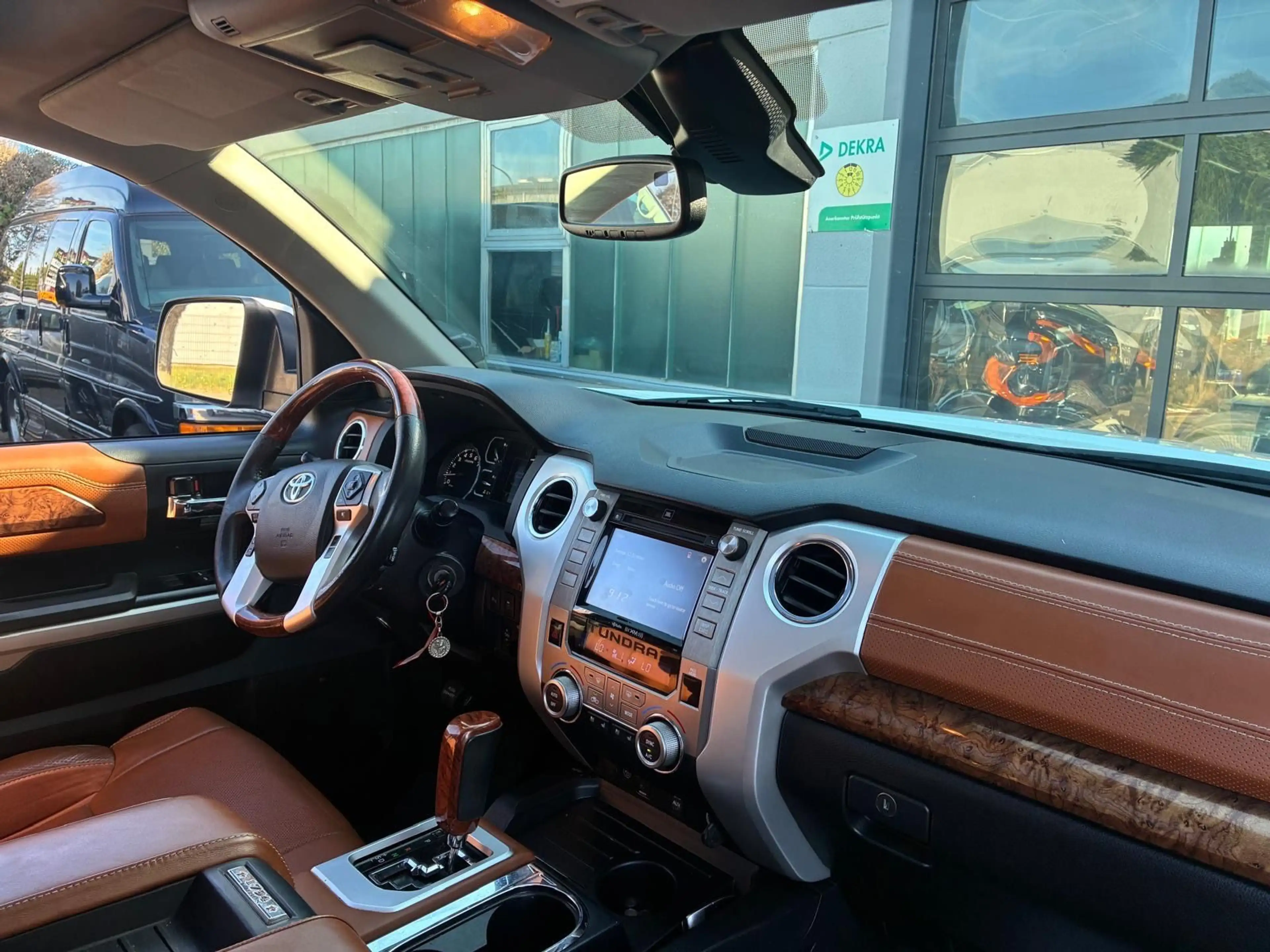 Toyota Tundra 5,7 V8 Crew Max - Platinum — photo 4