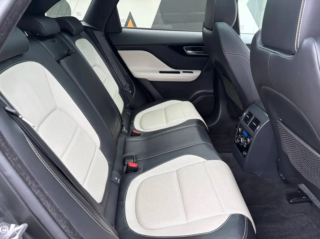 Jaguar E-Pace - 12