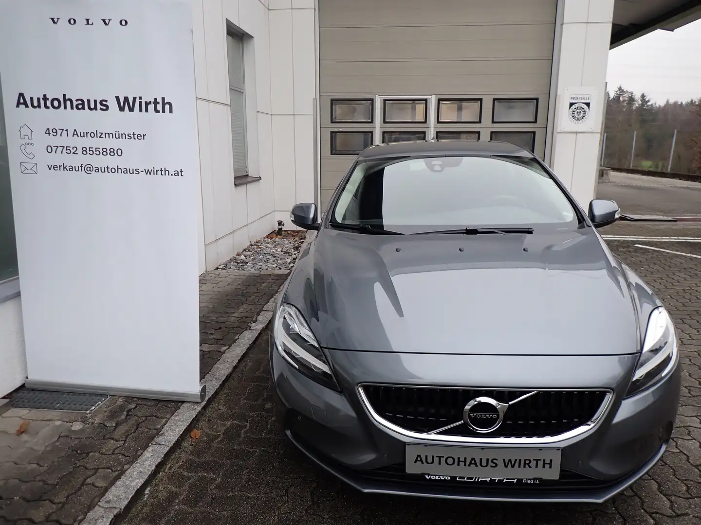 Volvo V40 T2 Kinetic / 1. Besitz ! / wenig Km ! Grau - 2