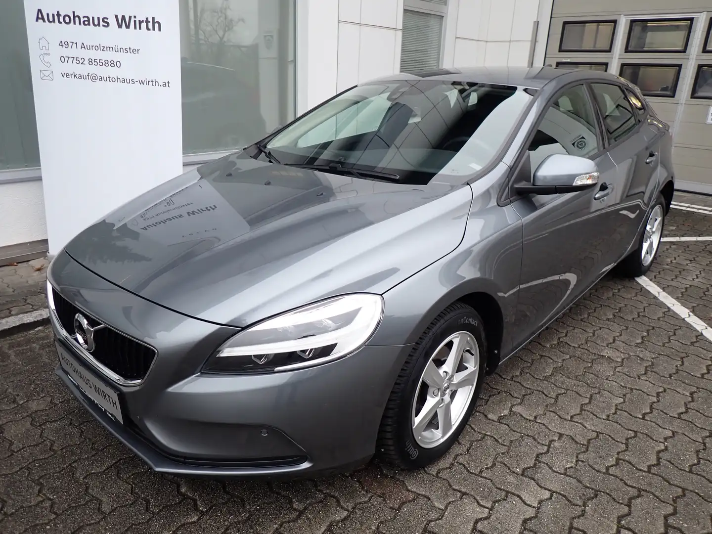 Volvo V40 T2 Kinetic / 1. Besitz ! / wenig Km ! Grau - 1