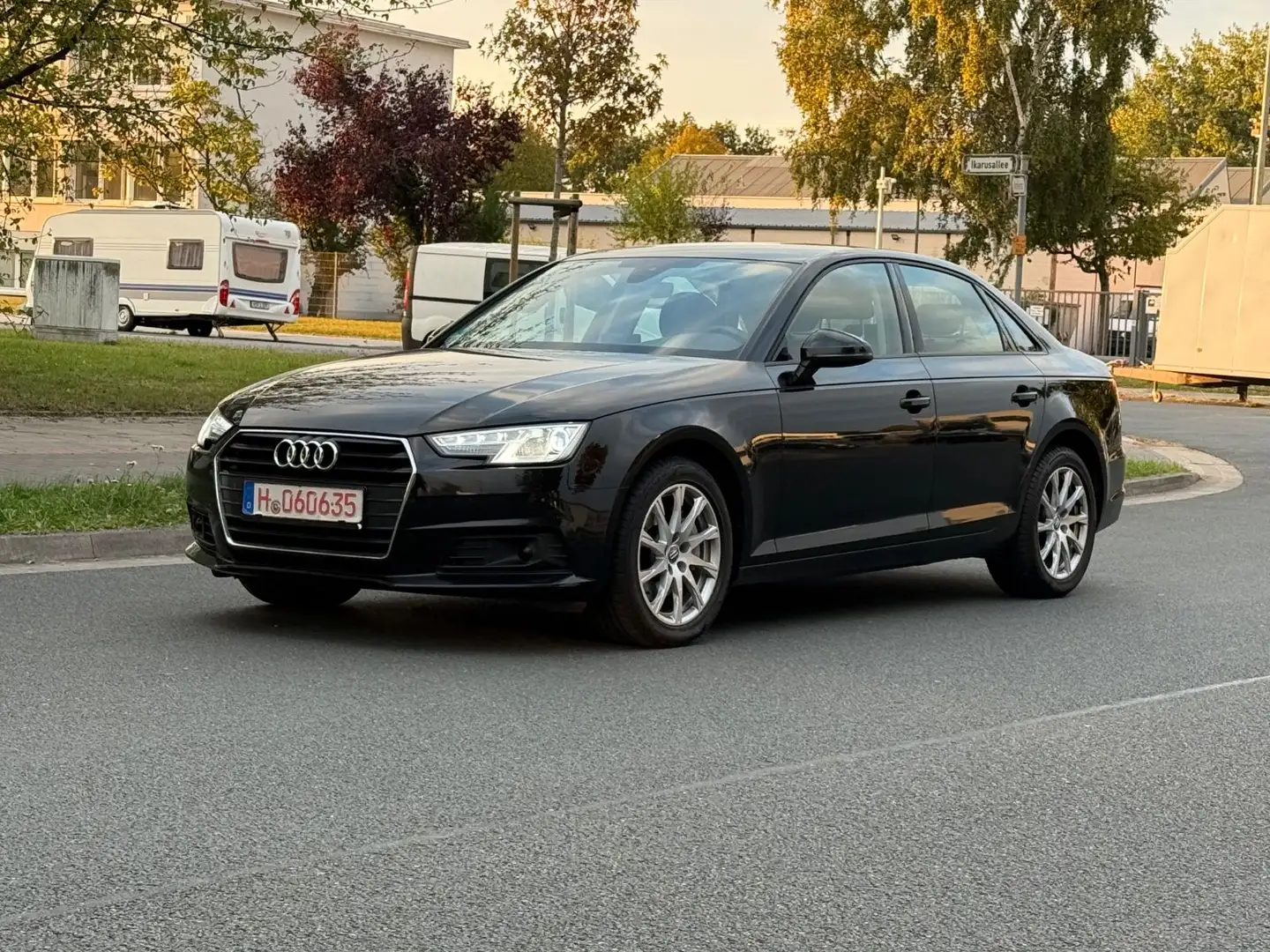 Audi A4 Lim. 40 TDI basis Schwarz - 1