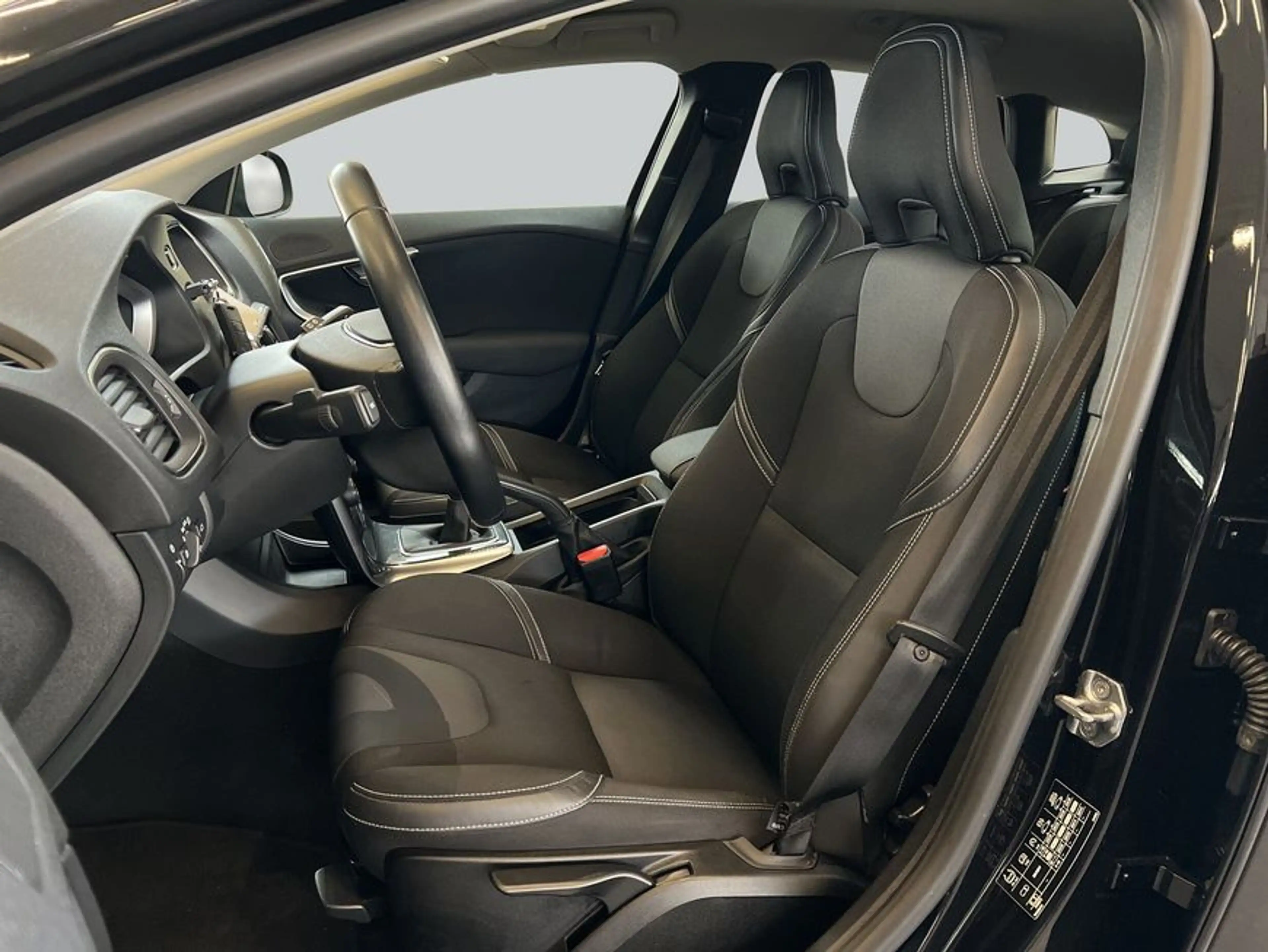 Volvo V40 T2 Momentum Style- Winter- Klima-Komfort-Paket — photo 10