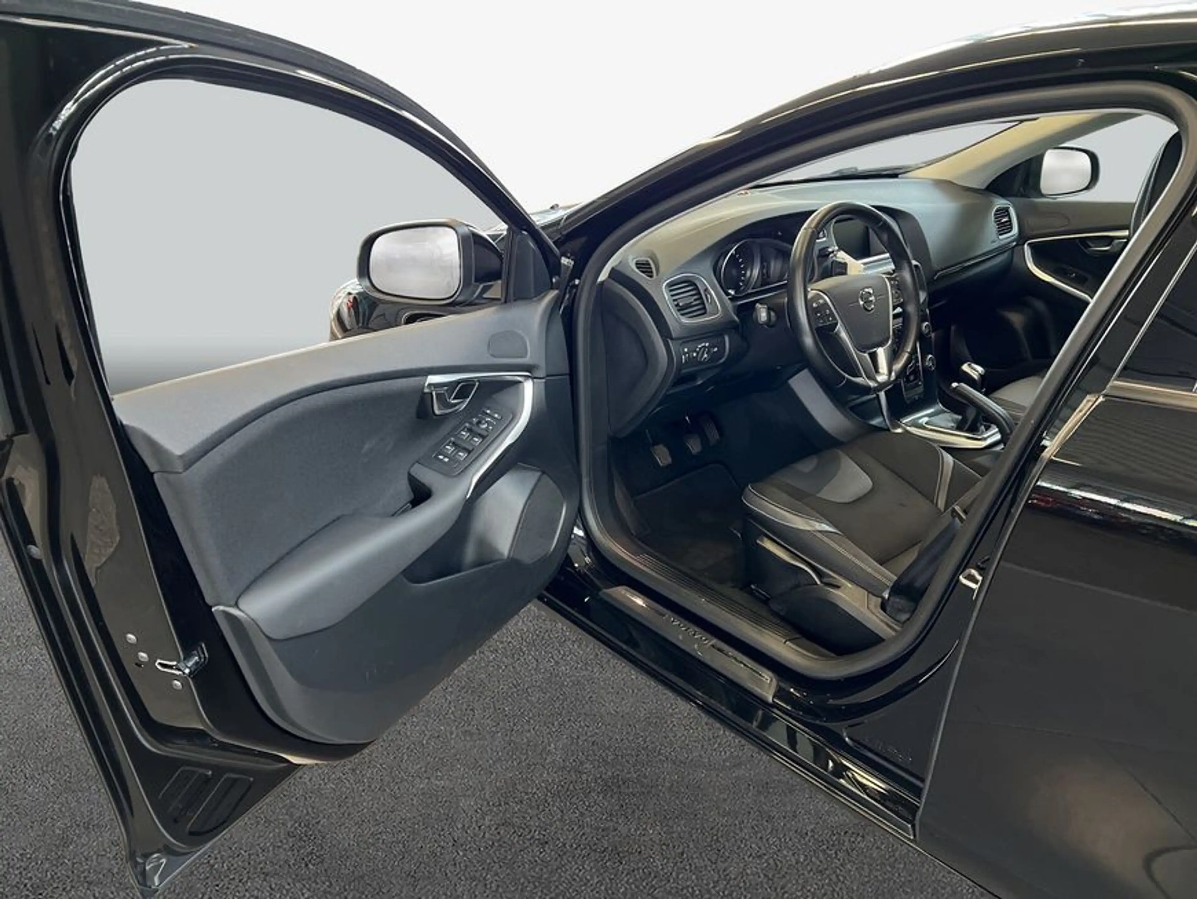 Volvo V40 T2 Momentum Style- Winter- Klima-Komfort-Paket — photo 9